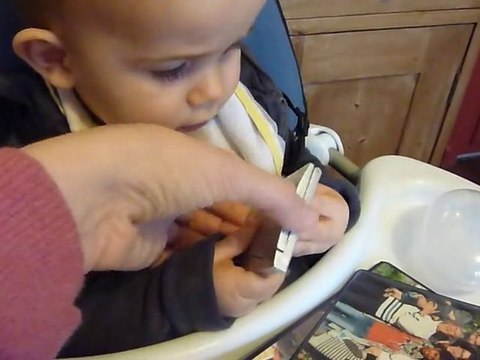 18 décembre 10 Bastien joue avec un miroir