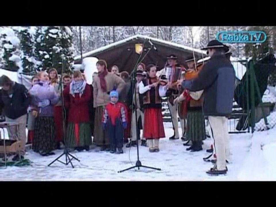 Ozdabianie choinki na deptaku zdrojowym