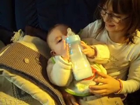 je tiens mon biberon tout seul le 20 décembre 2010