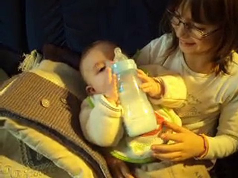 je tiens mon biberon tout seul le 20 décembre 2010