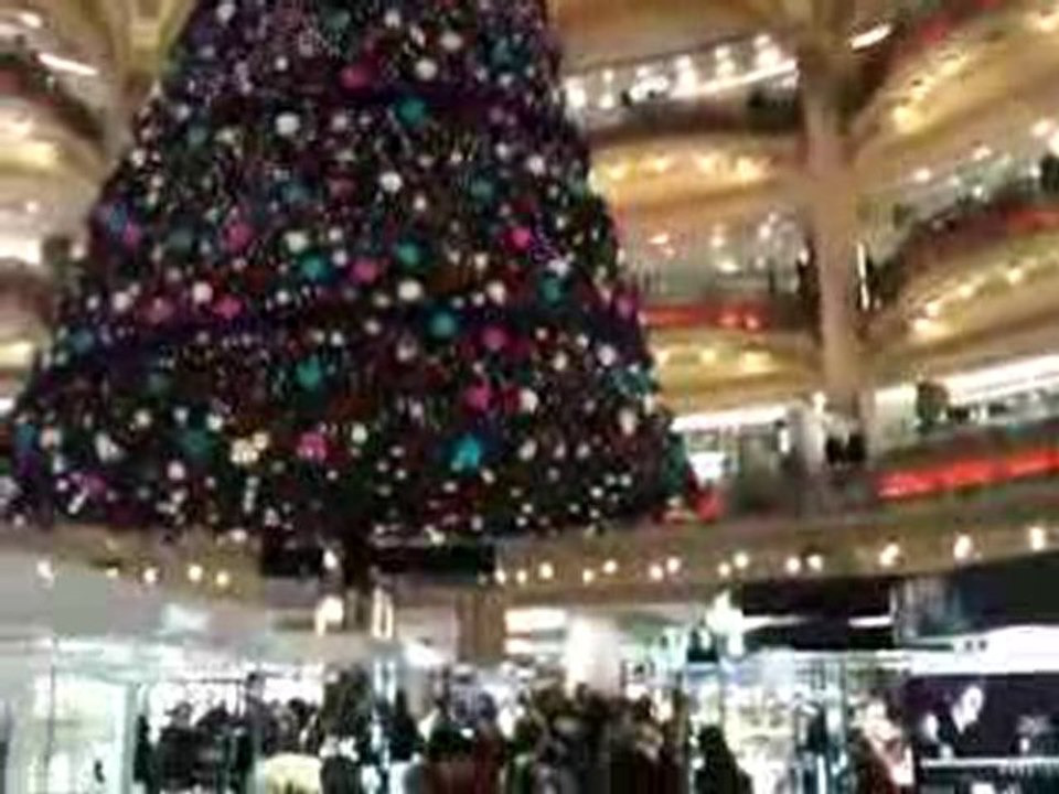 Sapin de Noël des Galeries LaFayette à Paris, déc. 2010