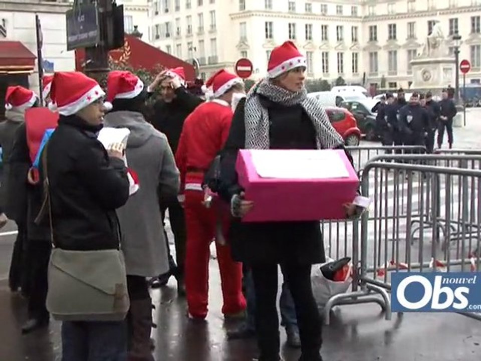 Le collectif Hypertension en Père Noël devant l'Assemblée