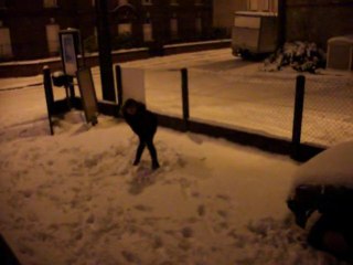 Anaïs mange la neige lol