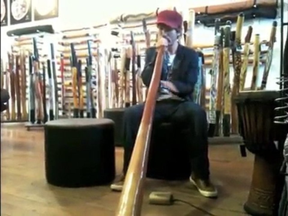 Human Beatbox on Didgeridoo!