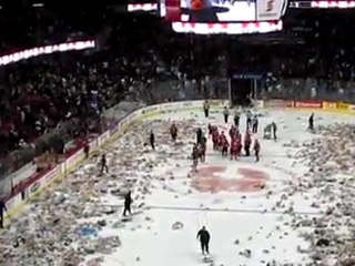 23 000 ours en peluches lancés sur la patinoire