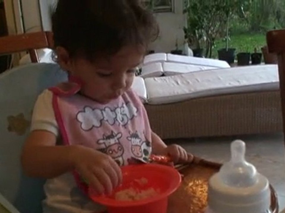 Poutou mange du riz