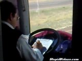 Il conducente del bus scrive mentre guida