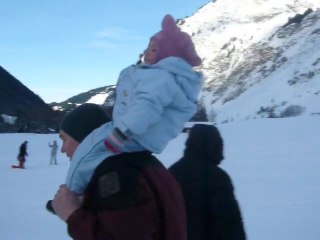 Asalyne skie sur le dos de papa