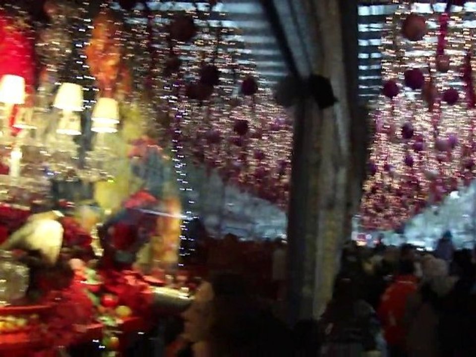 Paris Grands Magasins Boulevard Haussmann Vitrines de Noel