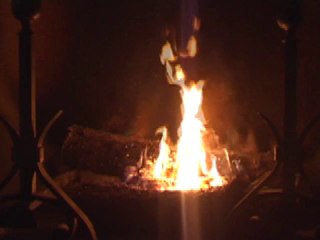 Tandis que le feu crépite