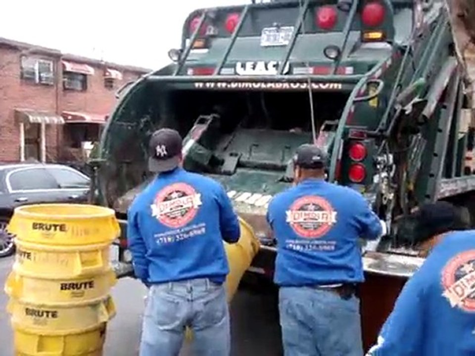 garbage disposal with garbage truck pulverizing action