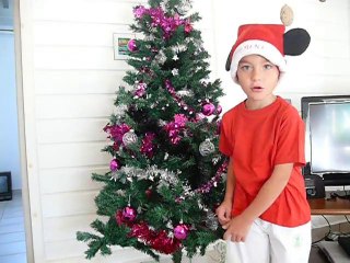 Clément chante "Petit Papa Noël"