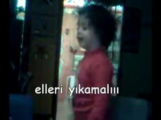 ELLERİNİ YIKAYAN BEBEK :)) Mutlaka İzle !...