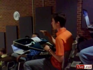 Il utilise une machine à écrire en amphi.... [Vintage buzz]