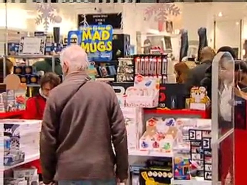 Last-minute Christmas rush boosts shops