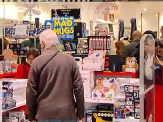 Last-minute Christmas rush boosts shops
