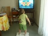 Cet été 2010, Lucas a fait son sport avec la Wii Fit !