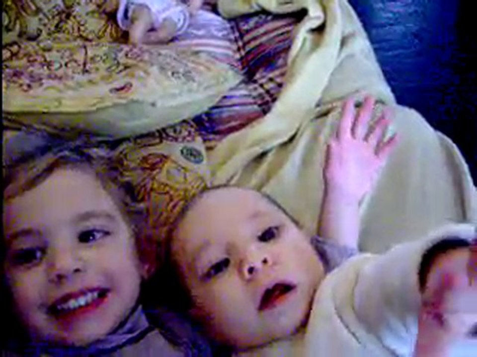 Romane et Eline "Romane , dis Maman stp "