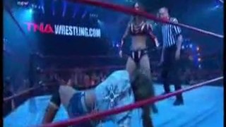 Sarita vs.Mickie James (Madison & Tara interompe le  Match).