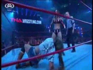 Sarita vs.Mickie James (Madison & Tara interompe le  Match).
