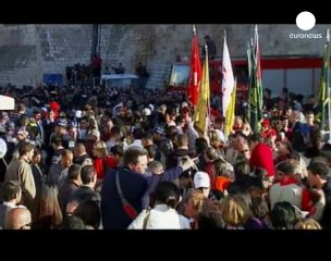 Miles de fieles visitan Belén en la víspera de la Navidad