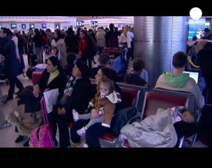 El caos continúa en los aeropuertos y carreteras del...