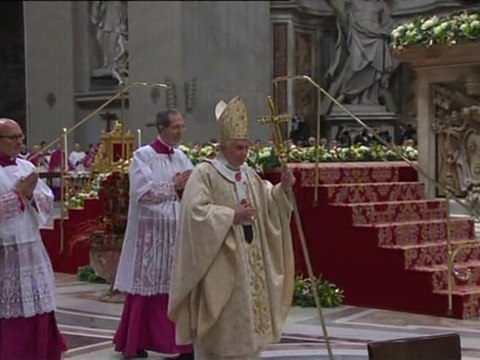 Pope condemns 'oppressors' in Christmas message