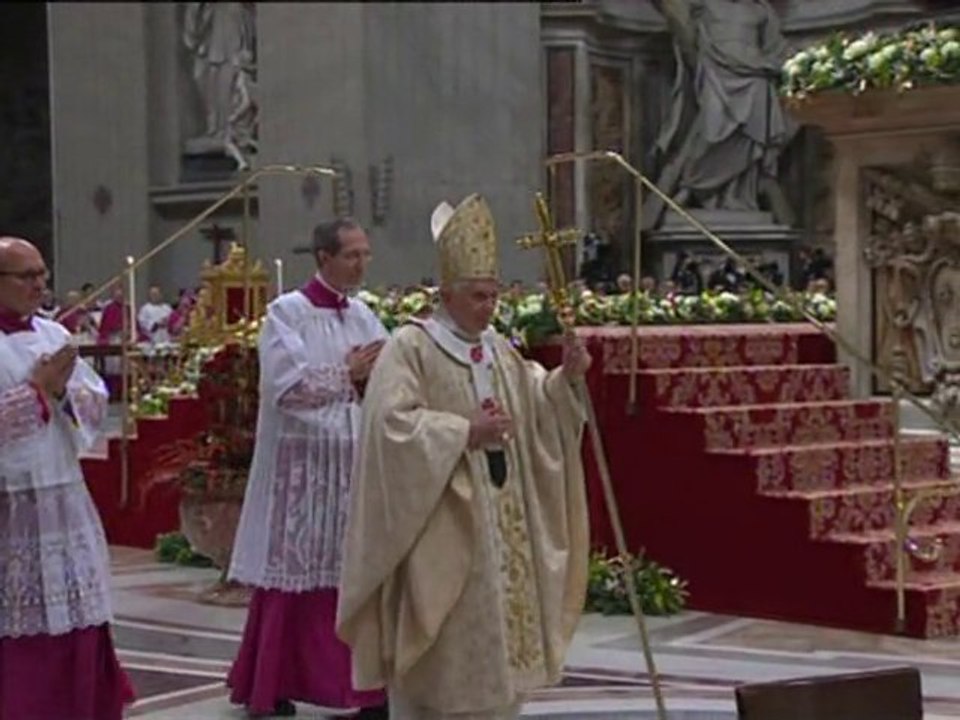 Pope condemns 'oppressors' in Christmas message