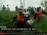 Mueren 41 personas en un accidente tras caer por un barranco un autobús en Ecuador
