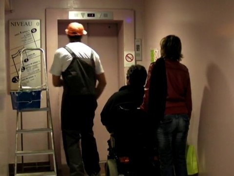 Eternal Elevator - Ascenseur occupé par un peintre