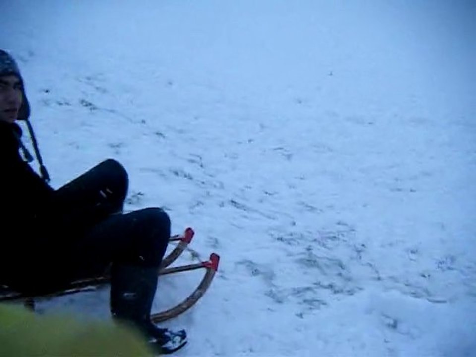 Alfonso fait de la luge {1/2}