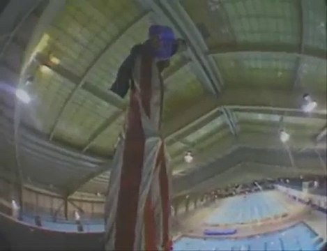 Saut de grand plongeoir avec des echasses!!!