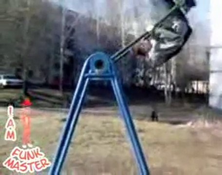 0060 - Régis fait de la balançoire