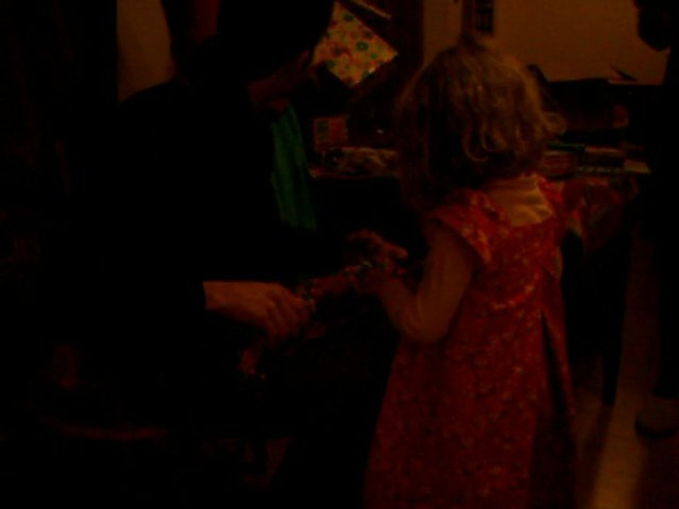 Lise ouvre ses cadeaux