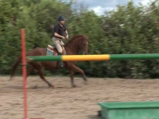 Main ouverte sur rêne fluide (ralenti)