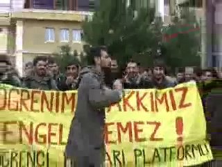 Üniversitelilerden tiyatro gösterili eylem