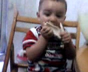 EMÍRHAN tavuk  yıyo