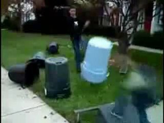 0072 - Enfant owned avec une poubelle