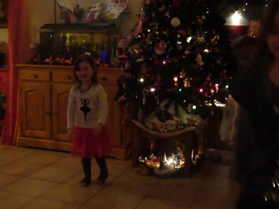 Noel : 24/12/2010 : danse Juliette et Fantine 2