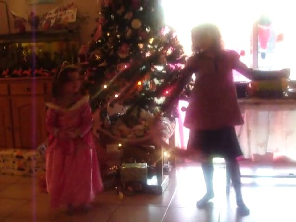 NOEL 2010 : 25/12/2010 Danse Fantine et Juliette