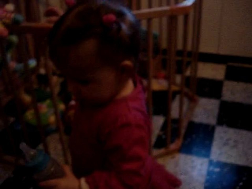 Ma poupée qui joue à la petite maman...