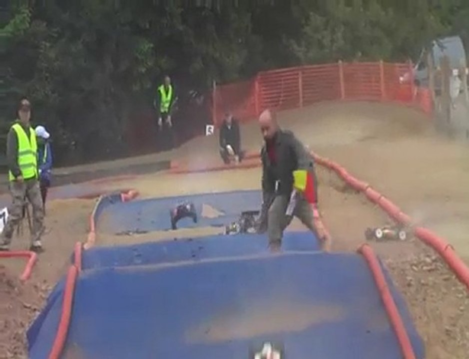 Un ramasseur FOU en TT 1/8eme, Il a eu de la chance !