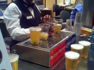 Verres de bière remplis par le dessous [Invention]