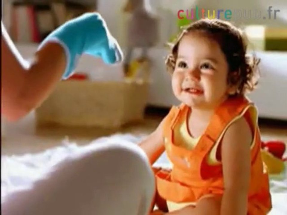 Si mignon: une marionnette, un bébé en chaussette et du lait