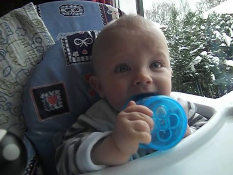 Bébé Paul 7 mois qui discute avec Papy Do