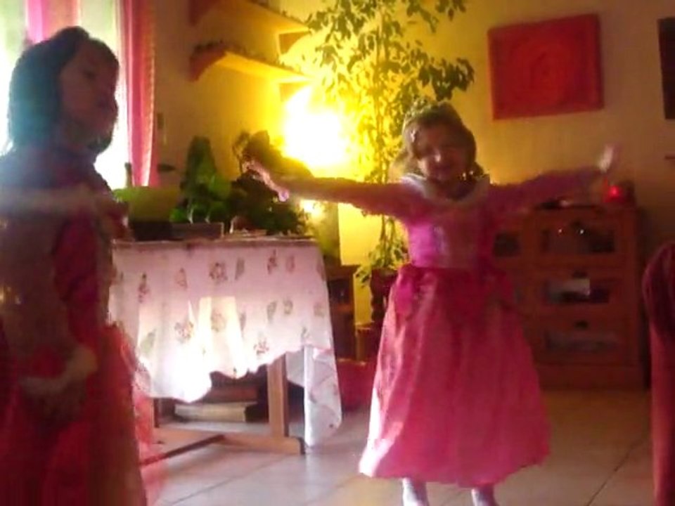 Noel 2010 25/12/10 Danse Fantine et Marie