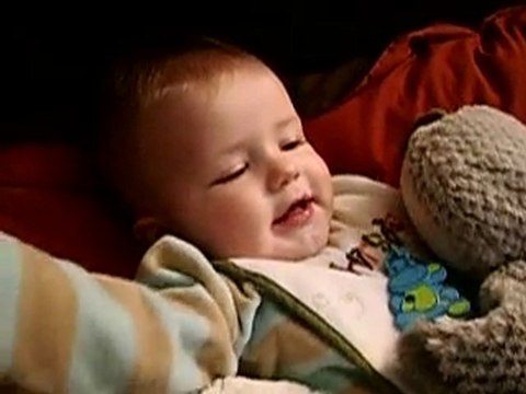 je joue dans lit avec papa