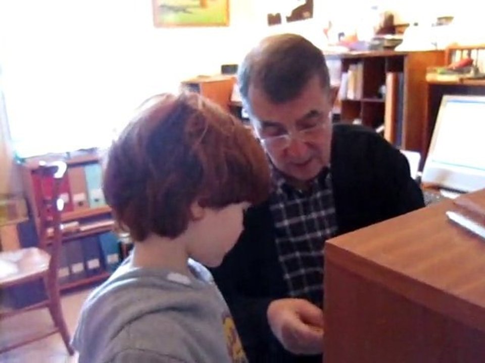 Joseph bricole avec papy 1