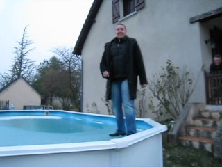 Mon Frère ce chef des gamins dansant sur la piscine