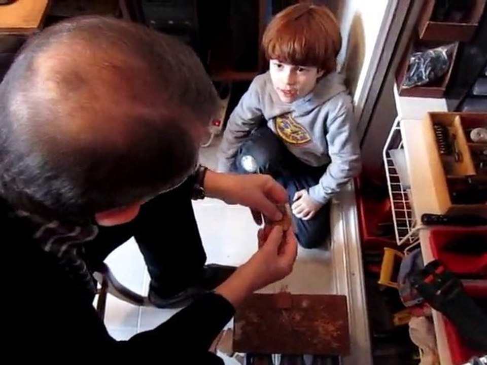 Joseph bricole avec papy 2